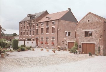 Foto van <p>Grand Moulin</p>, Trazegnies (Courcelles), Foto vanaf de straat,  Lucien Simon, 21.08.2014 | Database Belgische molens