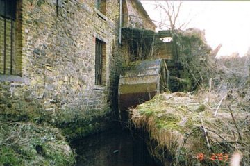 Foto van <p>Moulin de l'Agnelée<br />Ferme Paquet</p>, Biesmerée (Mettet), Foto: Robert Van Ryckeghem, 19.02.2003 | Database Belgische molens