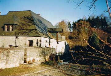 Foto van Moulin de Maredret<br />Moulin de la Ferme, Maredret (Anhée), Foto: Robert Van Ryckeghem, Koolkerke | Database Belgische molens