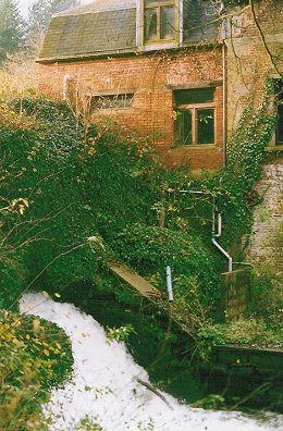 Foto van <p>Moulin de Chevlipont<br />Moulin de Chevelipont</p>, Court-Saint-Etienne, Foto: Niels Wennekes, 16.11.2002 | Database Belgische molens