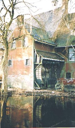 Foto van Hondenmolen van 't Hof van Heule<br />of Heerlijkheid van Heule, Heule (Kortrijk), Foto: Robert Van Ryckeghem, Koolkerke | Database Belgische molens