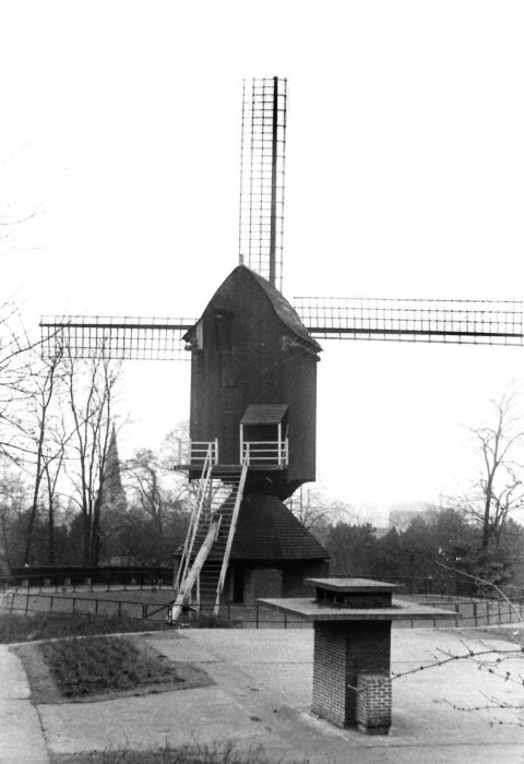 Foto van <p>Molen van het Noordkasteel - I<br />Buulmolen</p>, Antwerpen, Foto Alfons Van Stappen, Wilrijk, voor 1974. Verzameling Ons Molenheem | Database Belgische molens