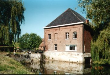 Foto van <p>Moulin de Bilhée</p>, Ath, Foto: Robert Van Ryckeghem, Koolkerke, 20.09.2001 | Database Belgische molens