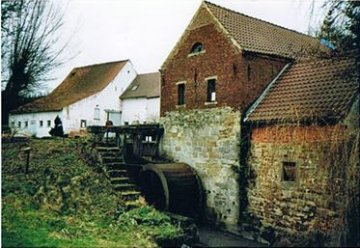 Foto van <p>Moulin de Combreuil<br />Moulin d'Henripont</p>, Ecaussinnes-d'Enghien (Ecaussinnes), Foto: Robert Van Ryckeghem, Koolkerke | Database Belgische molens