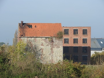 Foto van <p>Moulin de Willemeau</p>, Willemeau (Tournai), De opvolger-maalderij. Foto: Marnix Bogaert, Marke, 31.10.2015 | Database Belgische molens