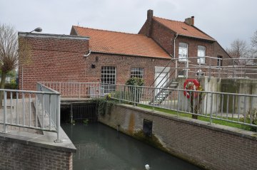 Foto van Motmolen, Tongeren, Foto: Donald Vandenbulcke, Staden, 18.04.2010 | Database Belgische molens