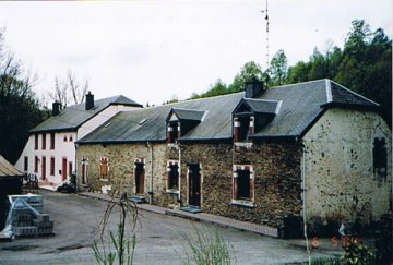 Foto van <p>Moulin de la Ferme de Naleumont</p>, Assenois (Léglise), Foto: Robert Van Ryckeghem, Sint-Andries | Database Belgische molens