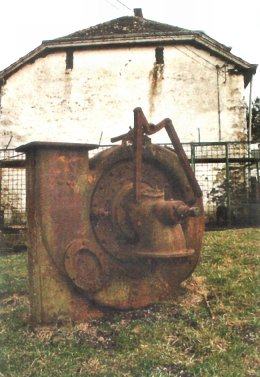 Foto van Moulin de Cobru, Bastogne, Gedemonteerde turbine voor de watermolen. Foto: Jacky Adam | Database Belgische molens