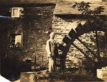 Foto van <p>Moulin de Trinval</p>, Wyompont (Tenneville), Oude foto met molenaar Joseph Michel,1884-1955 (coll. Jacky Adam,  Rendeux - asbl Des moulins et des hommes) | Database Belgische molens