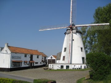 Foto van <p>Moulin Defrenne</p>, Grand-Leez (Gembloux), Foto: Frans Van Bruaene, Laakdal, 20.05.2010 | Database Belgische molens