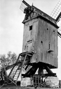 Foto 2 van Sint-Hubert, Sint-Hubertusmolen, Sint-Albrecht, Assenede, Foto: I.J. de Kramer, Leidschendam (copyright Stichting Molendocumentatie, Amsterdam); uitg. als prentkaart Stichting Levende Molens, Roosendaal) | Database Belgische molens Sint-Hubert, Sint-Hubertusmolen, Sint-Albrecht, Assenede, Foto: I.J. de Kramer, Leidschendam (copyright Stichting Molendocumentatie, Amsterdam); uitg. als prentkaart Stichting Levende Molens, Roosendaal) | Database Belgische molens