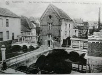 Foto 5 van Viermolen, Tweemolen, Portionniersmolen, Krekelputmolen, Oudenaarde, Prentkaart Nels, zicht vanuit de Broodstraat. Opschrift: Audenarde. Don fait par Monseigneur Baudouin, comte de Flandre et du Haninaut, l'an MCCII (1202) | Database Belgische molens Viermolen, Tweemolen, Portionniersmolen, Krekelputmolen, Oudenaarde, Prentkaart Nels, zicht vanuit de Broodstraat. Opschrift: Audenarde. Don fait par Monseigneur Baudouin, comte de Flandre et du Haninaut, l'an MCCII (1202) | Database Belgische molens