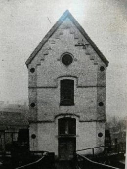 Foto 7 van Viermolen, Tweemolen, Portionniersmolen, Krekelputmolen, Oudenaarde, Foto ca. 1900. Voorgevel. Brugje met toegang tot de deur en langs beide zijden van de molen een waterrad. Stadsarchief Oudenaarde, fotocollectie | Database Belgische molens Viermolen, Tweemolen, Portionniersmolen, Krekelputmolen, Oudenaarde, Foto ca. 1900. Voorgevel. Brugje met toegang tot de deur en langs beide zijden van de molen een waterrad. Stadsarchief Oudenaarde, fotocollectie | Database Belgische molens