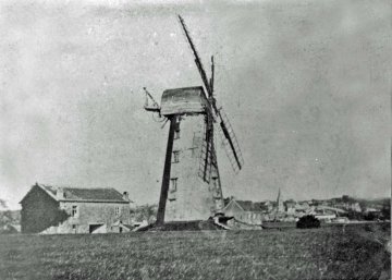 Foto 3 van Molen van Essenbeek, Molen Van Volsem, Molen De Vleminck, Halle, Van links naar rechts: dubbele woning, molen en (op de achtergrond) het gehucht Essenbeek met de kerk. Familiearchief J. Verkens, Halle-Essenbeek. | Database Belgische molens Molen van Essenbeek, Molen Van Volsem, Molen De Vleminck, Halle, Van links naar rechts: dubbele woning, molen en (op de achtergrond) het gehucht Essenbeek met de kerk. Familiearchief J. Verkens, Halle-Essenbeek. | Database Belgische molens