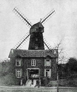 Foto 4 van Molen van Essenbeek, Molen Van Volsem, Molen De Vleminck, Halle, Zicht op de dubbele woning en daarachter de molen. Let op de doorgang in het midden. Opname tussen 1900 en 1910. Familiearchief J. Verkens, Halle-Essenbeek. | Database Belgische molens Molen van Essenbeek, Molen Van Volsem, Molen De Vleminck, Halle, Zicht op de dubbele woning en daarachter de molen. Let op de doorgang in het midden. Opname tussen 1900 en 1910. Familiearchief J. Verkens, Halle-Essenbeek. | Database Belgische molens