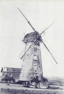 Foto 2 van Molen van Essenbeek, Molen Van Volsem, Molen De Vleminck, Halle, De molen gezien vanuit het westen. De windroos is hier al verdwenen. (familiearchief J. Verkens, Halle-Essenbeek) | Database Belgische molens Molen van Essenbeek, Molen Van Volsem, Molen De Vleminck, Halle, De molen gezien vanuit het westen. De windroos is hier al verdwenen. (familiearchief J. Verkens, Halle-Essenbeek) | Database Belgische molens