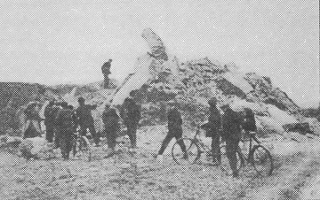 Foto 4 van Molen van Wakkerzeel, Molen Van Wesembeeck, Molen Vermeylen, Werchter (Rotselaar), Net na de dynamitering op 9 april 1924. Foto in: Ons Volk Ontwaakt, 13.04.1924. Verzameling Ons Molenheem | Database Belgische molens Molen van Wakkerzeel, Molen Van Wesembeeck, Molen Vermeylen, Werchter (Rotselaar), Net na de dynamitering op 9 april 1924. Foto in: Ons Volk Ontwaakt, 13.04.1924. Verzameling Ons Molenheem | Database Belgische molens