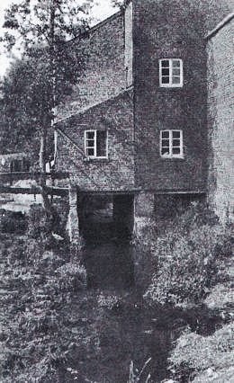 Foto van <p>Moulin de Geest</p>, Geest-Gérompont-Petit-Rosière (Ramillies), Kort voor de riolering van de bedding. Foto: Herman Holemans, 18.08.1976. | Database Belgische molens