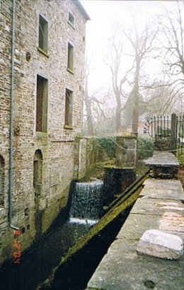 Foto van <p>Moulin de l'Abbaye de Villers</p>, Tilly (Villers-la-Ville), Foto: Robert Van Ryckeghem, 09.12.2004 | Database Belgische molens
