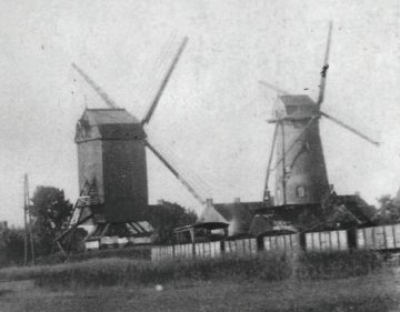 Foto 2 van Molen De Cock, Eernegem (Ichtegem), Duitse oorlogsfoto 1914-1918, groter fragment, met links ook de Engelmolen. Verzameling Ons Molenheem | Database Belgische molens Molen De Cock, Eernegem (Ichtegem), Duitse oorlogsfoto 1914-1918, groter fragment, met links ook de Engelmolen. Verzameling Ons Molenheem | Database Belgische molens