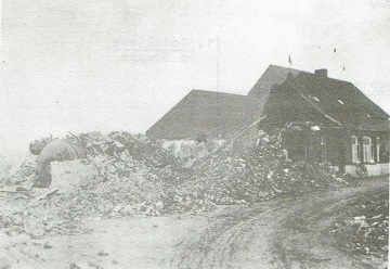 Foto 4 van Stenenmolen, Molen Vandepitte, Pittensmeulen, Gits (Hooglede), Puinen na het dynamiteren van de molen en van een deel van het woonhuis, oktober 1918 (coll. P. Vandepitte, Gits). Bemerk de stoomketel die diende voor de olieslagerij en de molen | Database Belgische molens Stenenmolen, Molen Vandepitte, Pittensmeulen, Gits (Hooglede), Puinen na het dynamiteren van de molen en van een deel van het woonhuis, oktober 1918 (coll. P. Vandepitte, Gits). Bemerk de stoomketel die diende voor de olieslagerij en de molen | Database Belgische molens