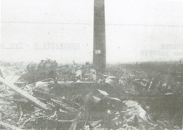 Foto 5 van Stenenmolen, Molen Vandepitte, Pittensmeulen, Gits (Hooglede), De olieslagerij na het dynamiteren in oktober 1918 (foto P. Vandepitte, Gits). De schouw bleef bewaard en werd pas in 1943 afgebroken. | Database Belgische molens Stenenmolen, Molen Vandepitte, Pittensmeulen, Gits (Hooglede), De olieslagerij na het dynamiteren in oktober 1918 (foto P. Vandepitte, Gits). De schouw bleef bewaard en werd pas in 1943 afgebroken. | Database Belgische molens